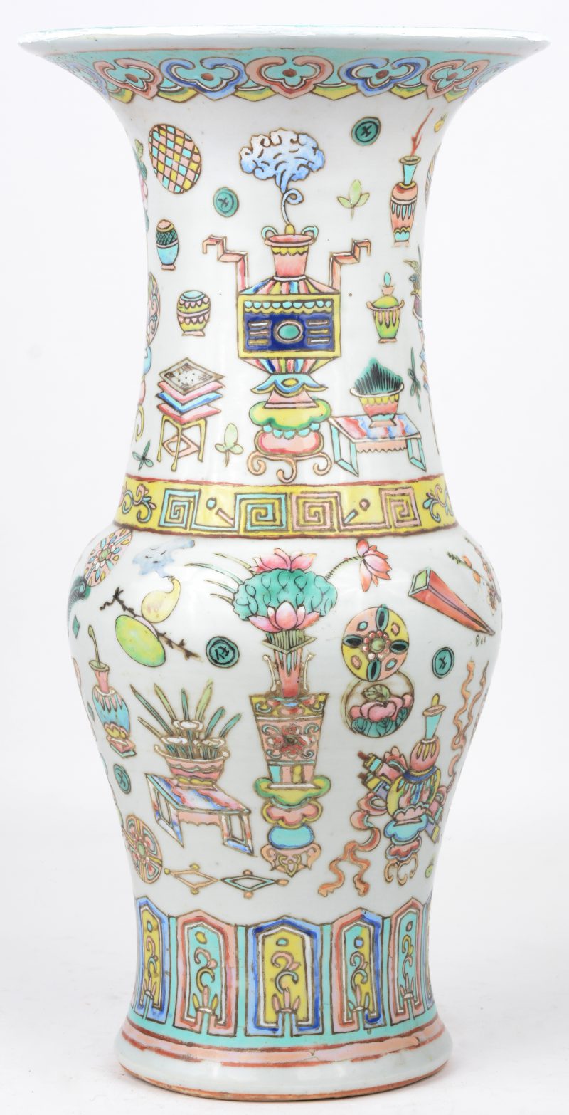 Een vaas van Chinees porselein in ‘Yenyen-vorm’, over het geheel versierd met geluksvoorwerpen. XIXe eeuw.