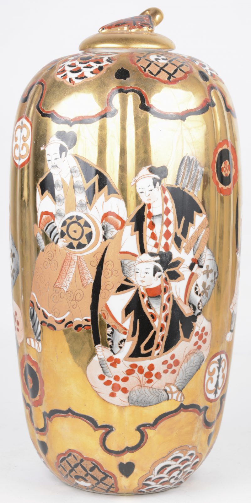 Een dekselvaas van Japans porselein met een decor van krijgers op gouden fond. Onderaan gemerkt.