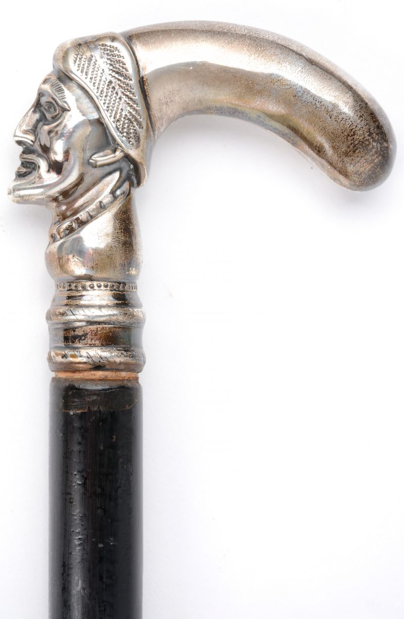 Een wandelstok met een 925‰ zilveren handgreep in de vorm van een karikatuur met lange hoed. Gemerkt. XIXe eeuw.