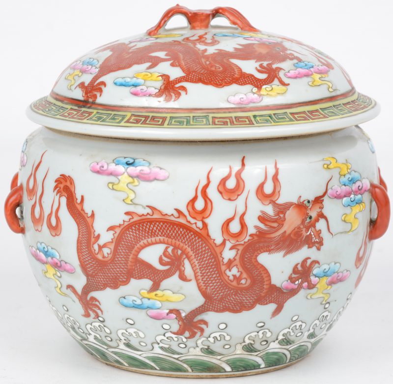 Een ronde Chinese dekselpot van meerkleurig porselein met een decor van draken en een vlammende parel. Onderaan met Qianlong-merk.