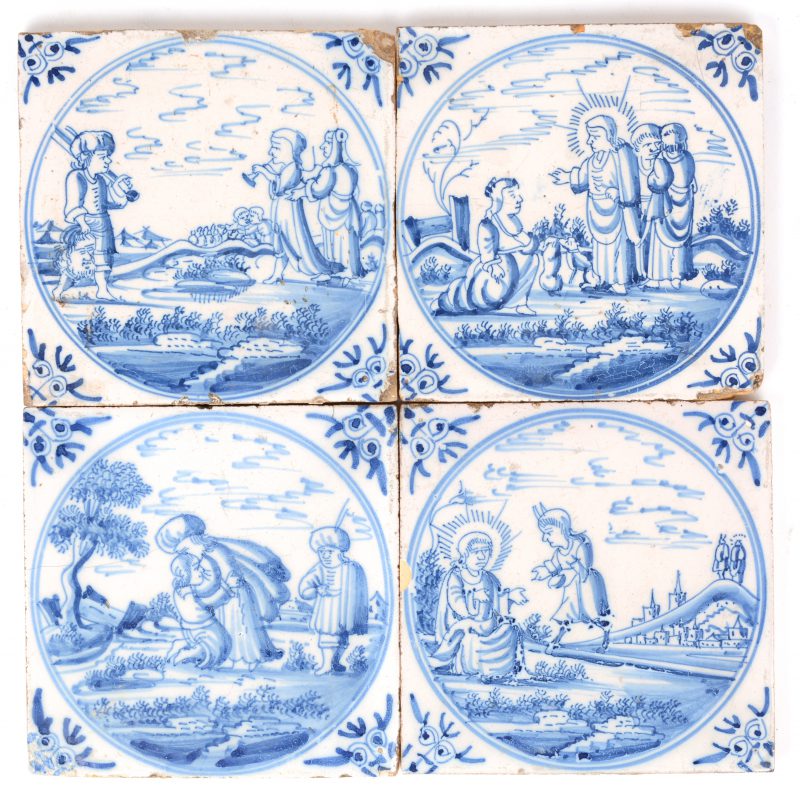 Vier tegels van Delfts aardewerk met Bijbelse taferelen.