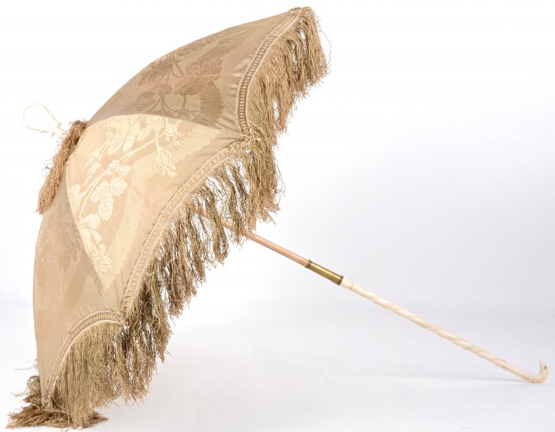 Een klein parasolletje met een gesculpteerd ivoren handvat.