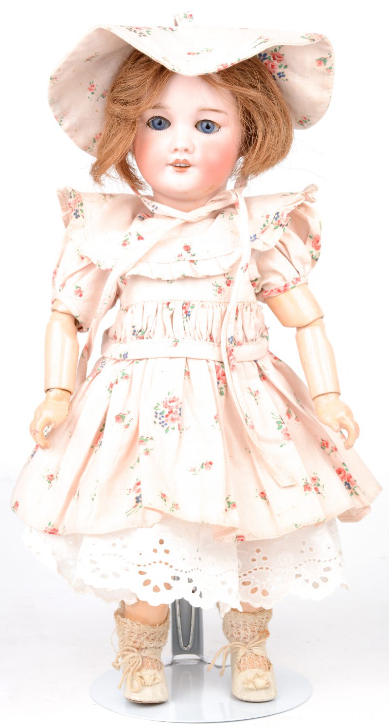 Een antiek popje met porseleinen hoofd en houten armen en benen. Gemerkt.