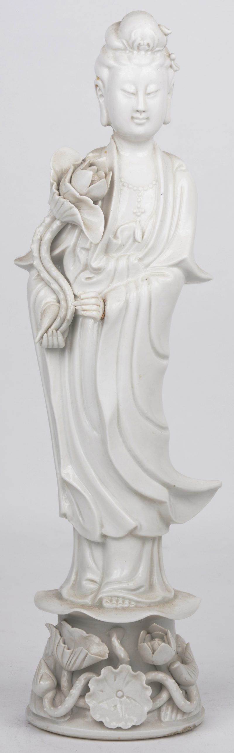 Een staande Guan Yin van monochroom wit porselein.