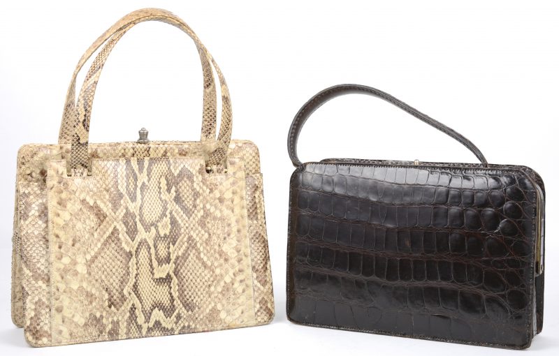 Twee vintage handtassen, resp. van slangen- en krokodillenleder.
