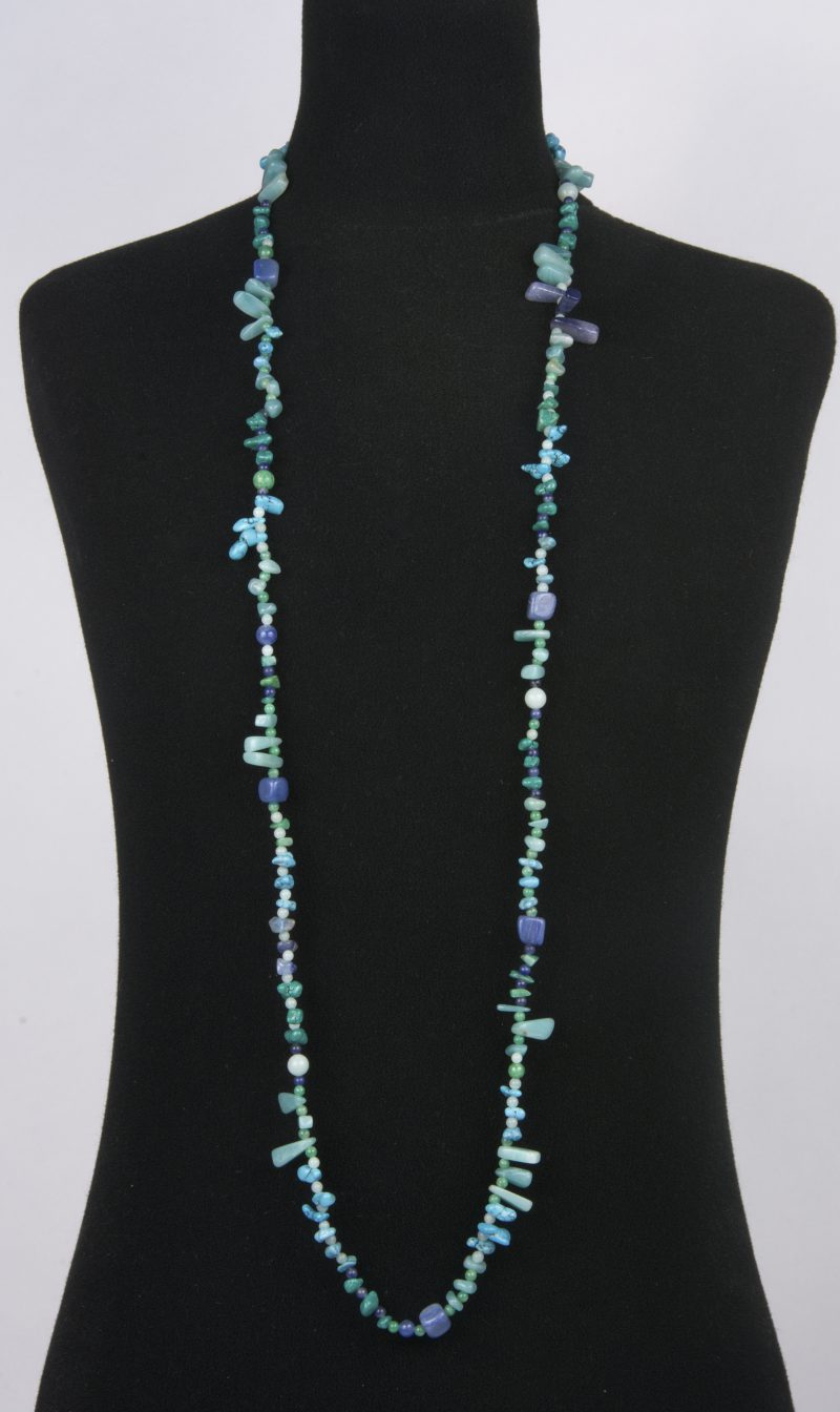 Een halssnoer met verschillende blauwe edelstenen en mineralen.