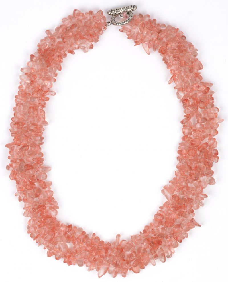 Een getorste halsketting met roze mineraal.