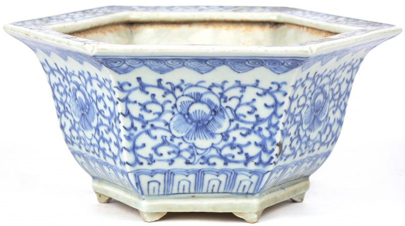 Een zeshoekige cahcepot van blauw en wit Chinees porselein.