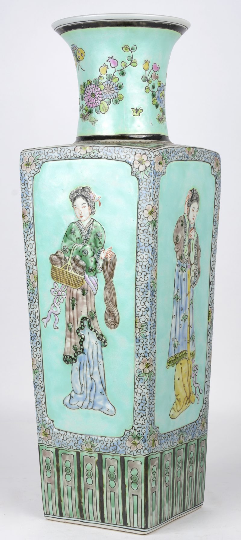 Een vierkante vaas van meerkleurig porselein met een decor van vrouwenfiguren in reliëf