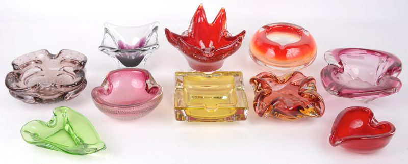 Een lot van tien verschillende Italiaanse asbakken van gekleurd glas en kristal.