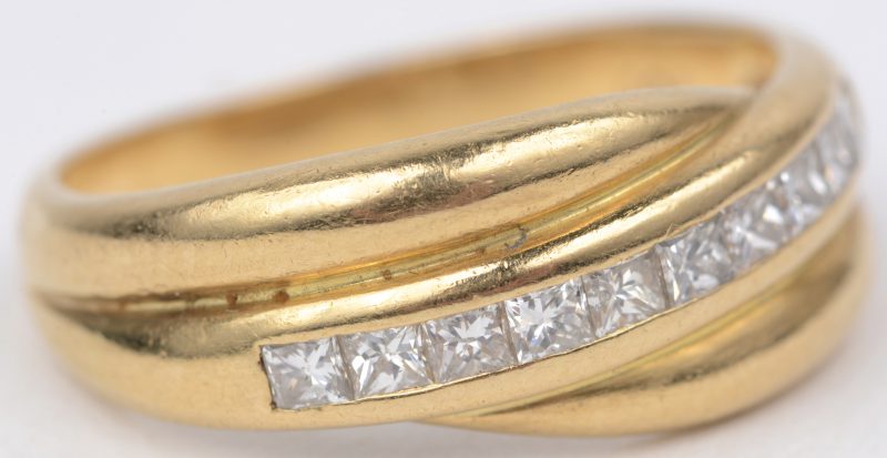 Een 18 karaats geel gouden ring bezet met diamant prinsessen met een gezamenlijk gewicht van ± 0,50 ct.