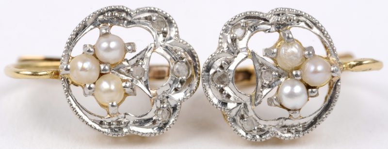 Een paar 18 karaats wit en geel gouden oorbellen bezet met diamantjes oude slijp en met pareltjes.