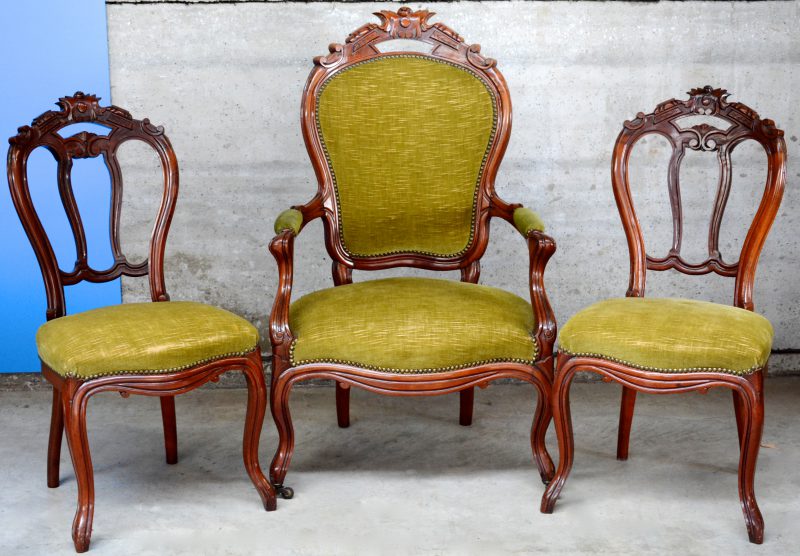Twee gesculpteerde stoelen en een armstoel in Louis-Philippestijl.