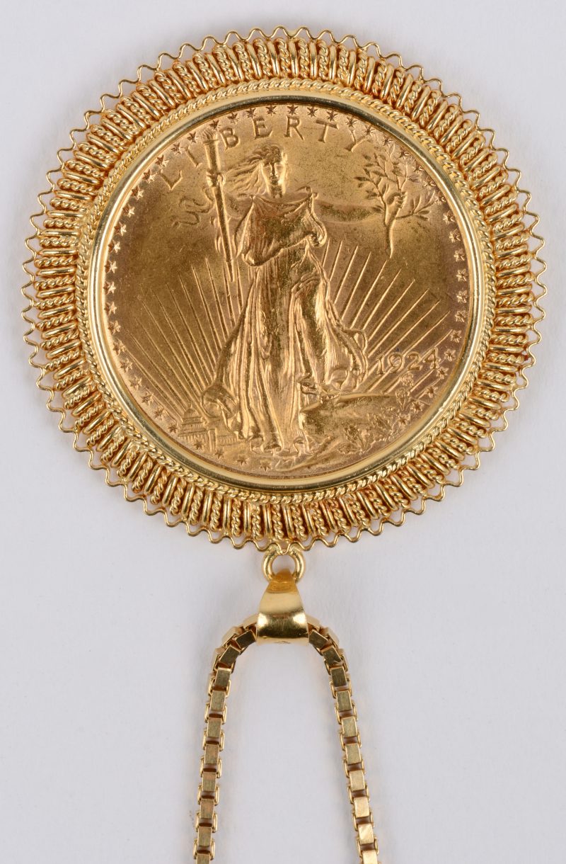 Een 18 karaats geel gouden ketting met hanger bezet met een munt van 21,6 karaat. United States of Amerika. Twenty Dollars. Liberty 1924.