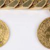 Een 18 karaats geel gouden schakelarmband met vier verschillende munten. Herdenking Rubensjaar 1977. 20 frank Leopold I 1865. Jozef I van Oostenrijk 1915.