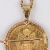 Een 18 karaats geel gouden ketting met hanger en of broche bezet met een munt. Jozef II van Oostenrijk 1787.
