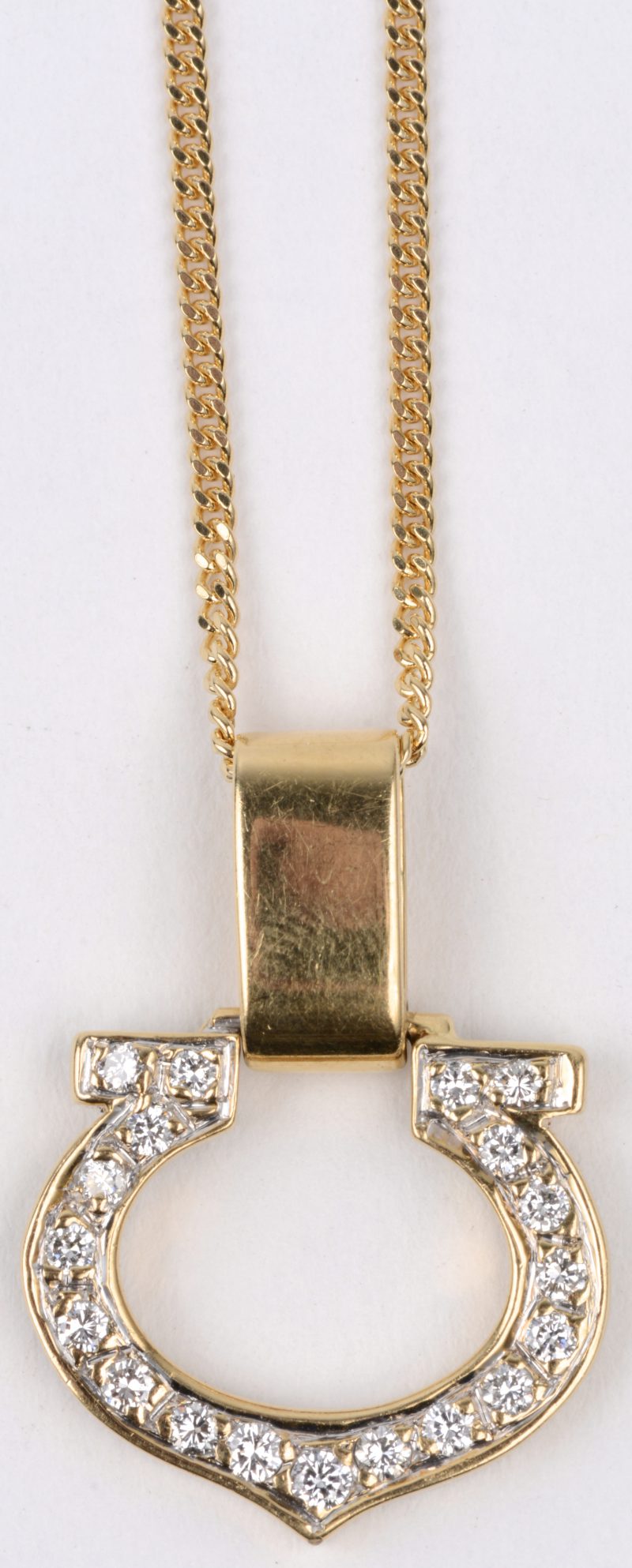 Een 18 karaats geel gouden ketting met hanger bezet met briljanten met een gezamenlijk gewicht van ± 0,40 ct.