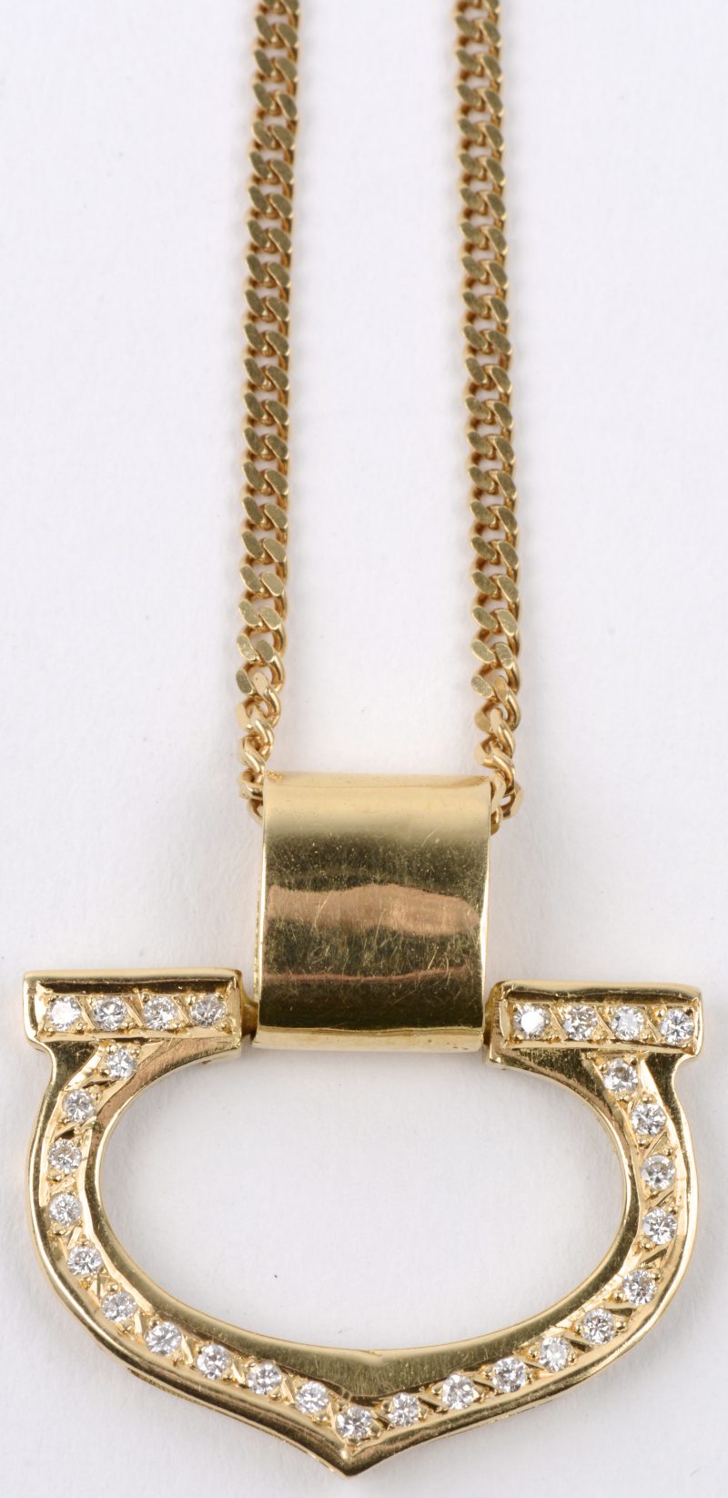 Een 18 karaats geel gouden ketting met hanger bezet met briljanten met een gezamenlijk gewicht van ± 0,30 ct.