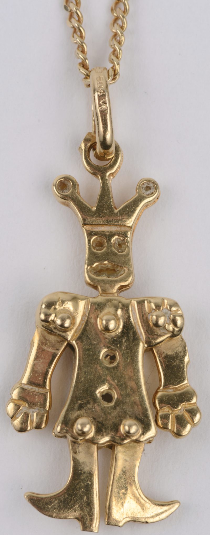 Een 18 karaats geel gouden ketting met een harlekijn als hanger van 18 karaats geel goud.