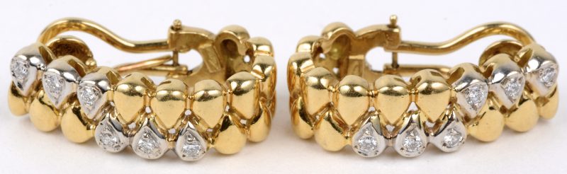 Een paar 18 karaats geel gouden oorbellen bezet met briljanten met een gezamenlijk gewicht van ± 0,36 ct.
