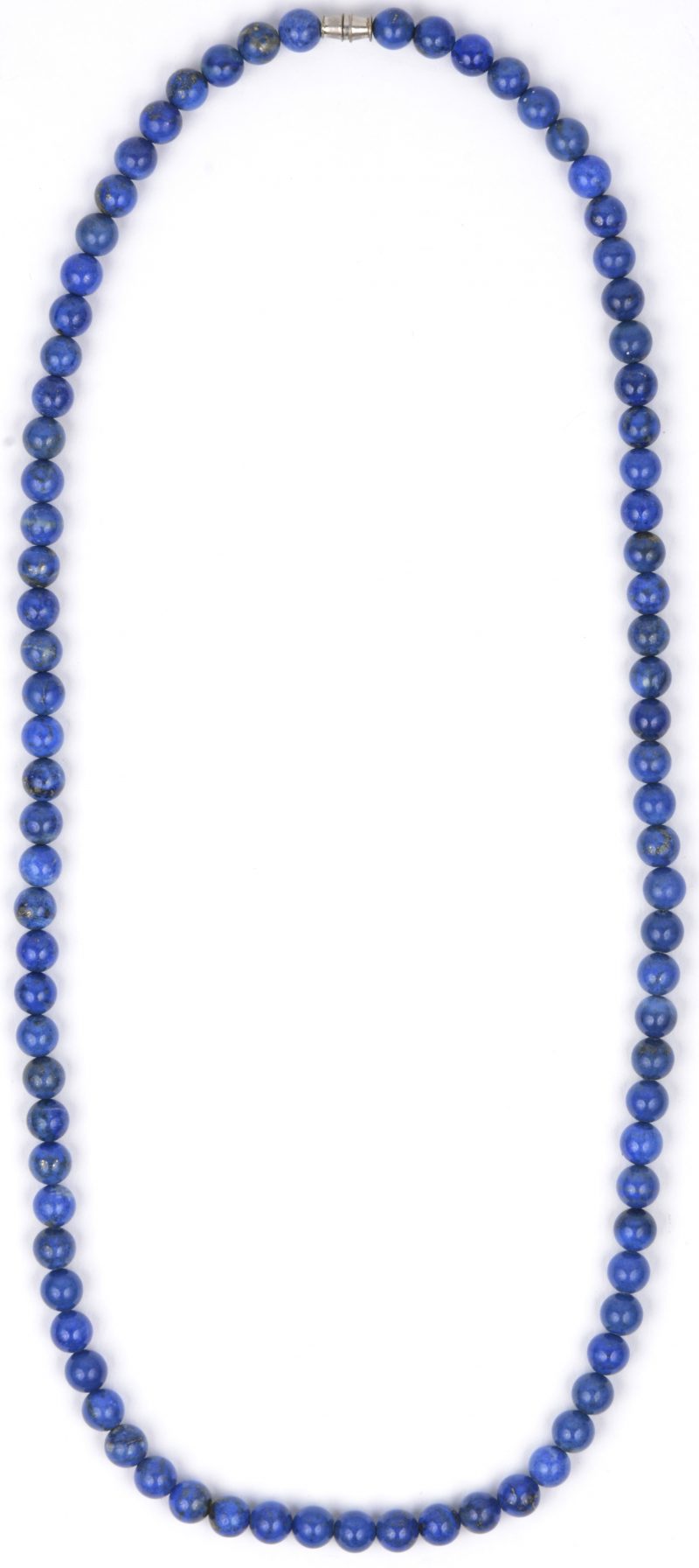 Een parelhalssnoer van lapis lazuli.