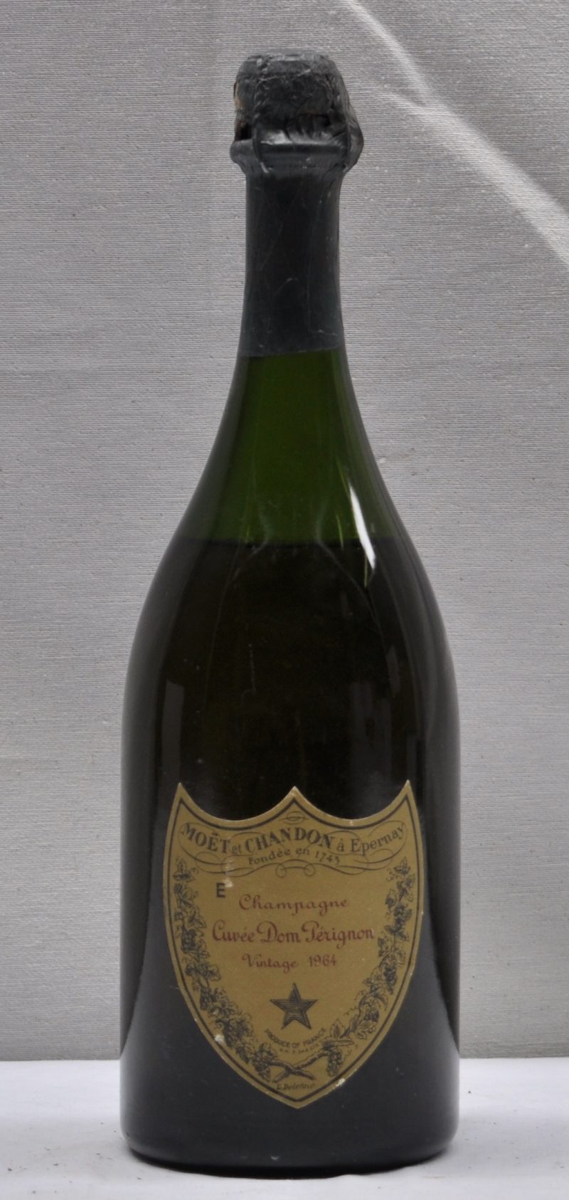 Champagne Cuvée Dom Pérignon   Moët & Chandon, Epernay M.O.  1964  aantal: 1 Bt. 9 cm