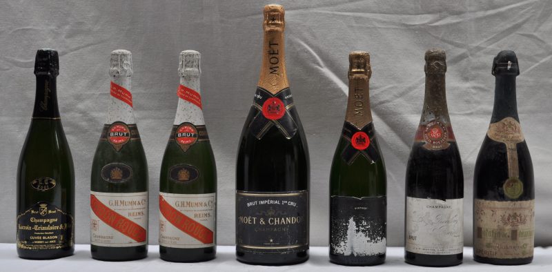 Lot witte champagne        aantal: 7  Champagne Brut Impérial 1e Cru   Moët & Chandon, Epernay M.O.    aantal: 1 Mag. Champagne Millésime Blanc   Moët & Chandon, Epernay M.O.  1989?  aantal: 1 Bt. Champagne Brut Cordon Rouge   G.H. Mumm & Co, Reims M.O.    aantal: 2 Bt. Champagne Brut   Louis Roederer, Reims M.O.    aantal: 1 Bt. Champagne Brut Cuvée Blason   Lacroix-Triaulaire & Fils, Merrey-sur-Arce M.O.    aantal: 1 Bt. Ratafia de Champagne   Trouillard & Co , Epernay M.O.  1947?  aantal: 1 Bt.