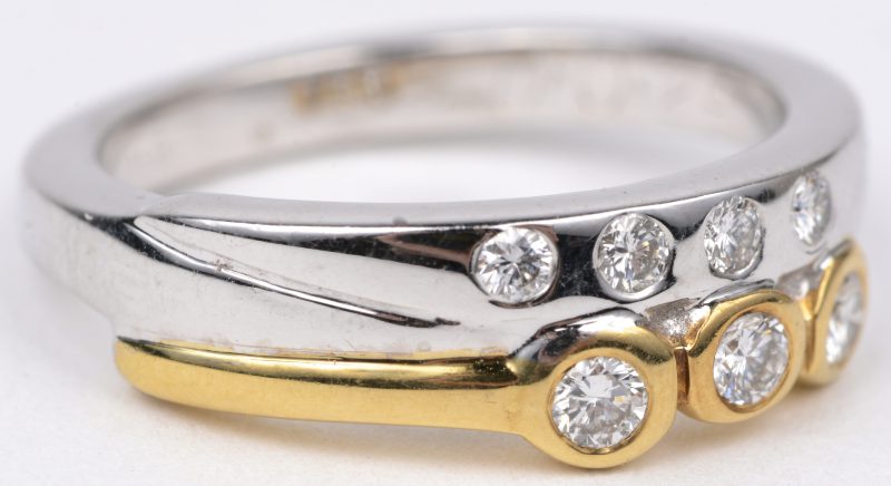 Een 18 karaats wit gouden ring bezet met diamanten met een gezamenlijk gewicht van ± 0,38 ct.