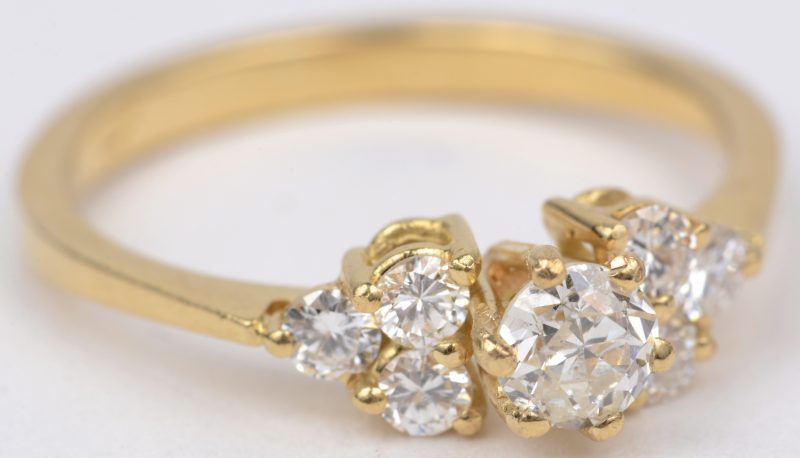 Een 18 karaats geel gouden ring bezet met diamanten met een gezamenlijk gewicht van ± 0,40 ct.