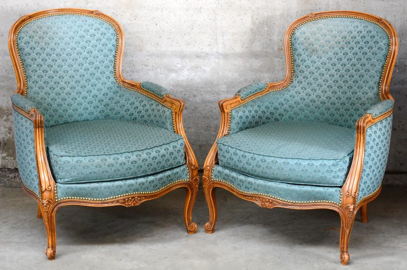 Een paar fauteuils van gebeeldhouwd hout in Lodewijk-XV-stijl.