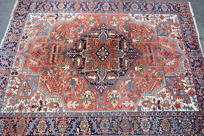 Een handgeknoopt Perzisch wollen tapijt. Lichte slijtage.