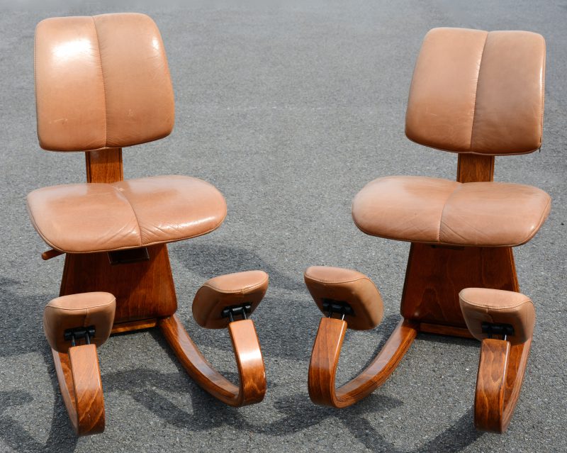 Twee ergonomische designstoelen.