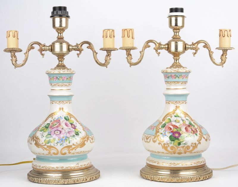 Twee porseleinen lampen met koperen monturen, Louis-Philippestijl.