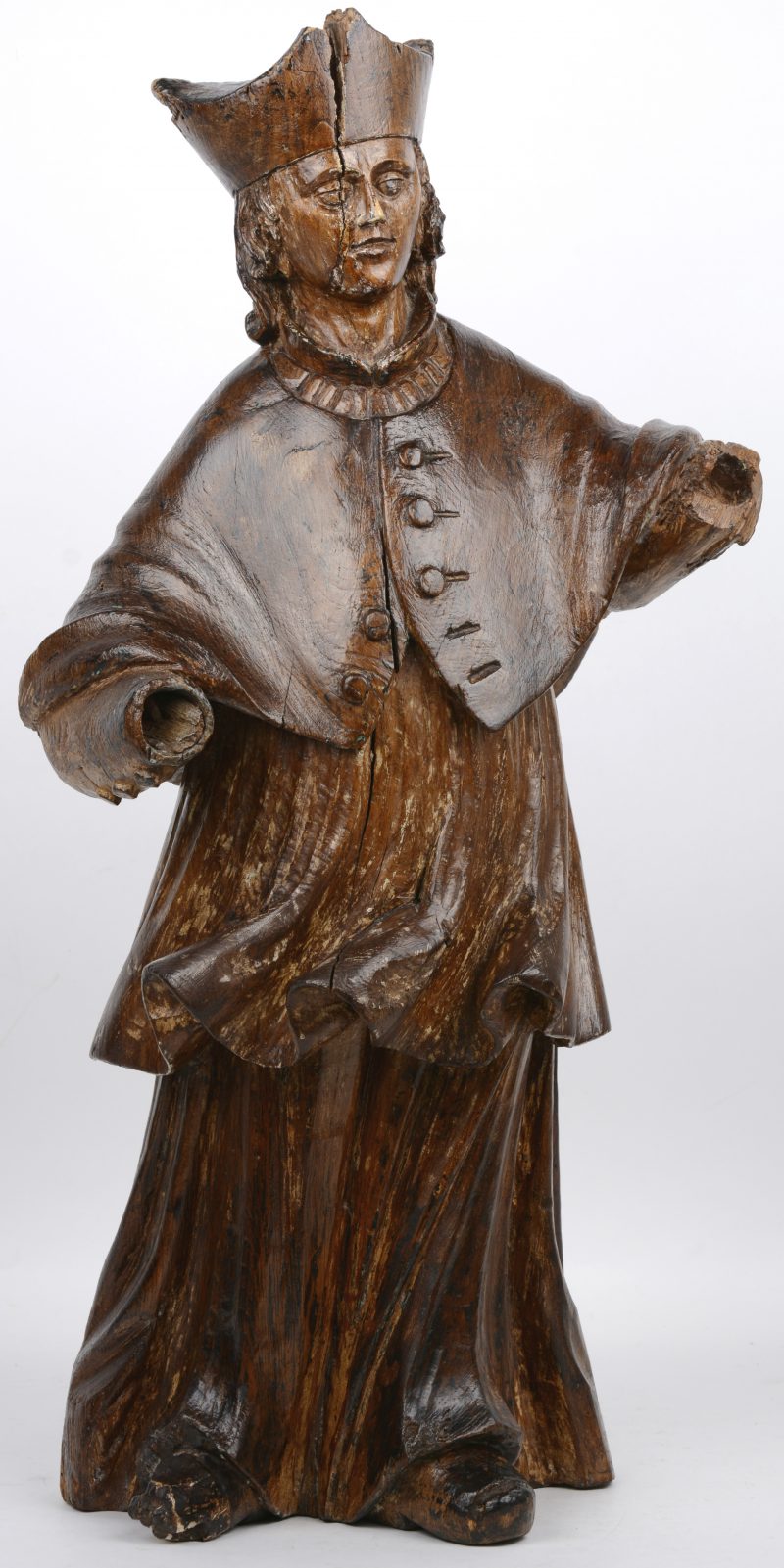 Een gebeeldhouwd kastanjehouten beeld van een kerkleider. Provence, begin XVIIe eeuw. Handen ontbreken.