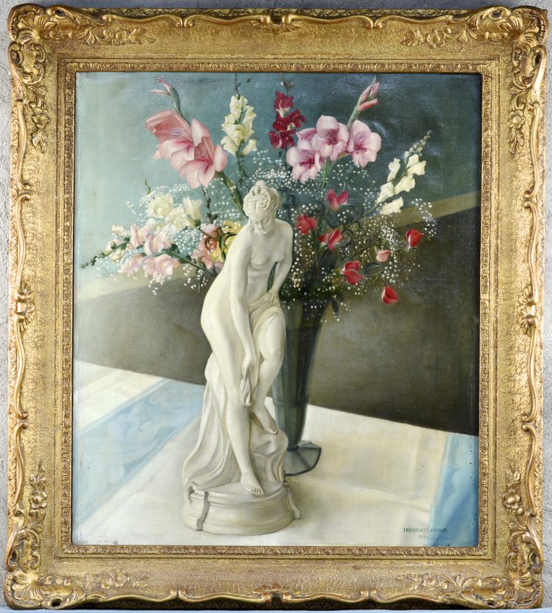 “Stilleven met marmeren beeld en bloemenvaas”. Olieverf op doek. Gesigneerd en gedateerd 1934.