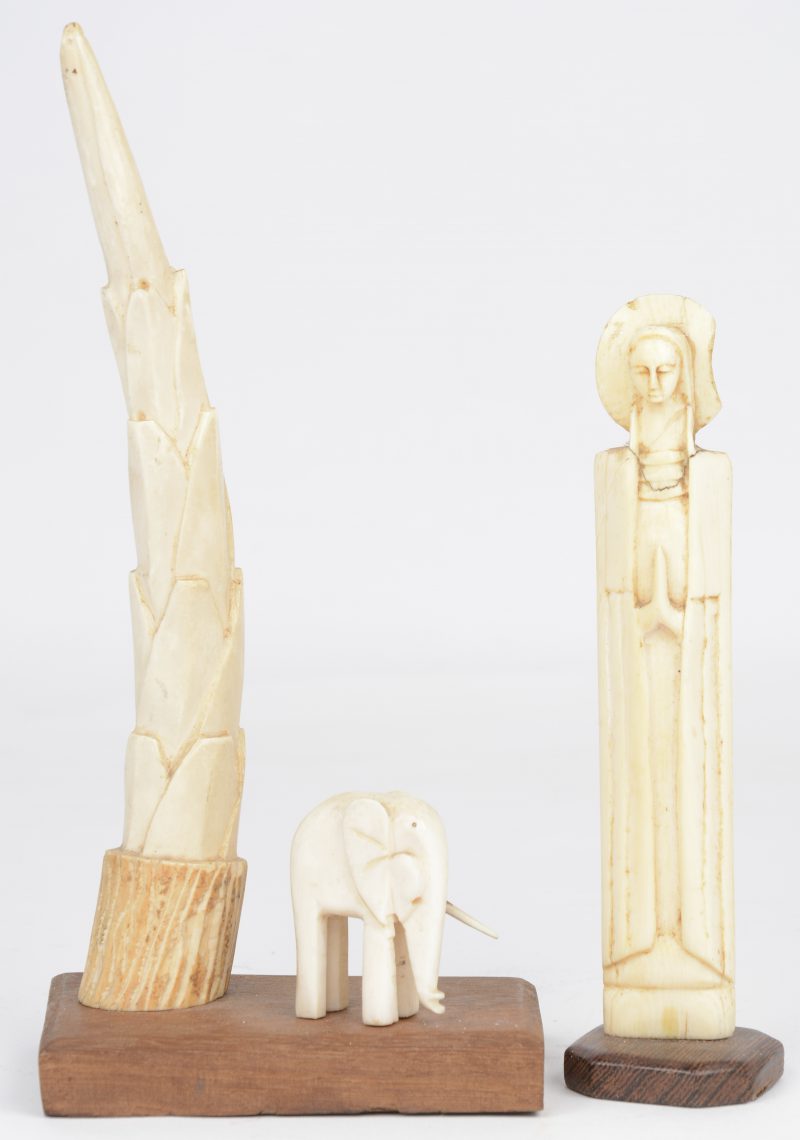 twee stuks Afrikaans ivoor, bestaande uit een olifantje bij een boom en een Lievevrouwenbeeldje. Jaren ‘30. Het tweede met restauratie.