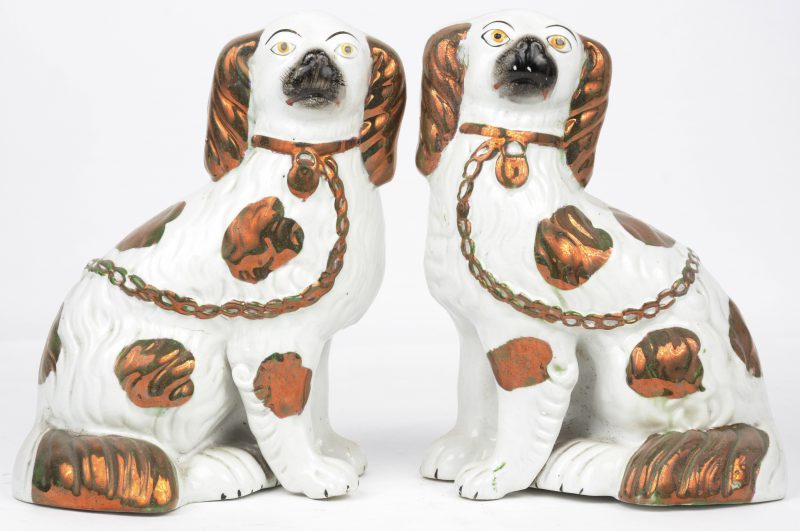 Een paar aardewerken honden met bronsverf. Perfecte staat.