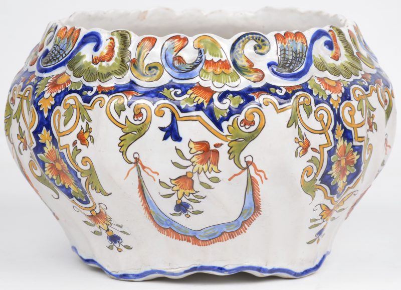 Een cachepot van meerkleurig aardewerk van Rouen. Onderaan gemerkt.