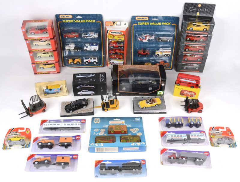 Een gevarieerd lot model- en speelgoedautootjes, waaronder Matchbox en Siku. Grotendeels in originele verpakkingen.