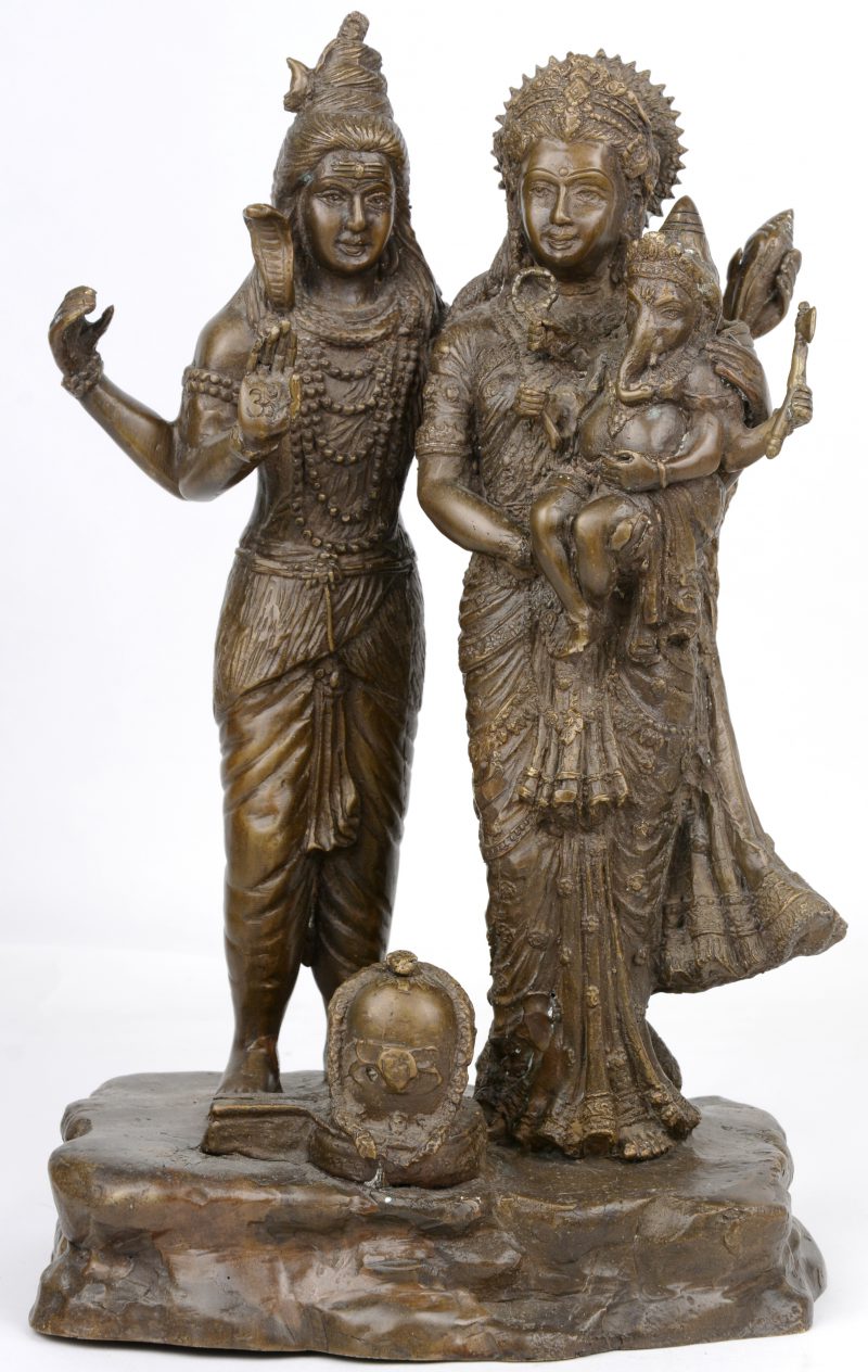 Een heiligenvoorstelling van donkergepatineerd brons. “Familie van Lord Shiva”.  Er zijn "Lord Shiva", zijn vrouw "Goddess Parvati" en hun zoon "Lord Ganesh". Indisch werk.