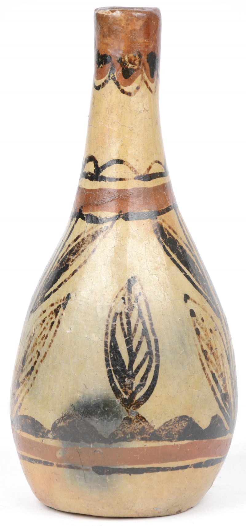 Een antiek flesvaasje van meerkleurig aardewerk met een bladerdecor.