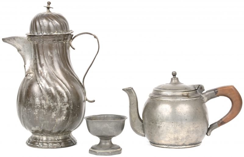 Een lot XVIIIe eeuws tin, bestaande uit een koffiekan met getorste ribben, een Mechelse theepot en een zoutvaatje.