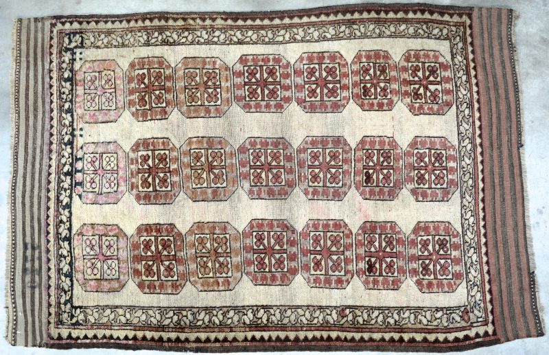 Een antiek handgeknoopt Oosters karpetje van wol met een bocharamotief. Slijtage.