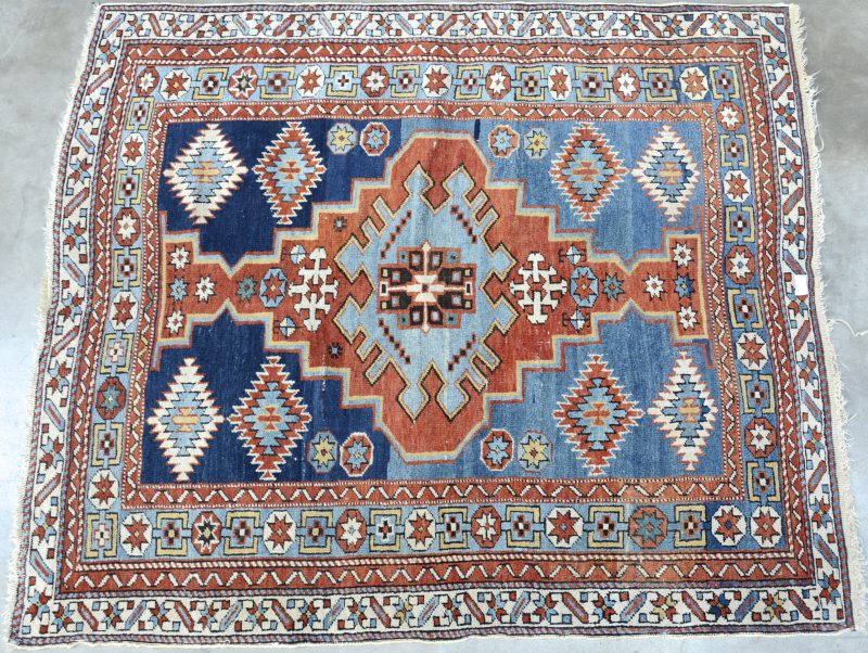 Een handgeknoopt Perzisch wollen karpetje.
