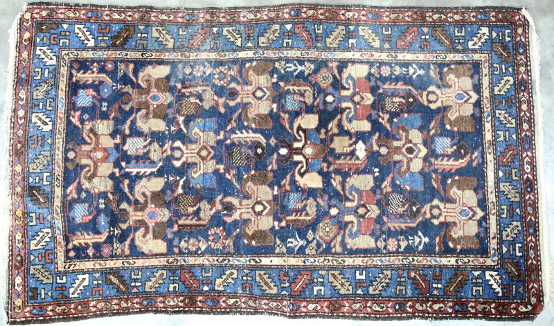 Een handgeknoopt Perzisch wollen karpet. Slijtage.