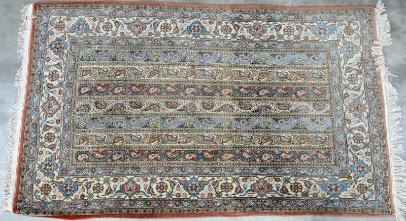 Een handgeknoopt Perzisch karpet.