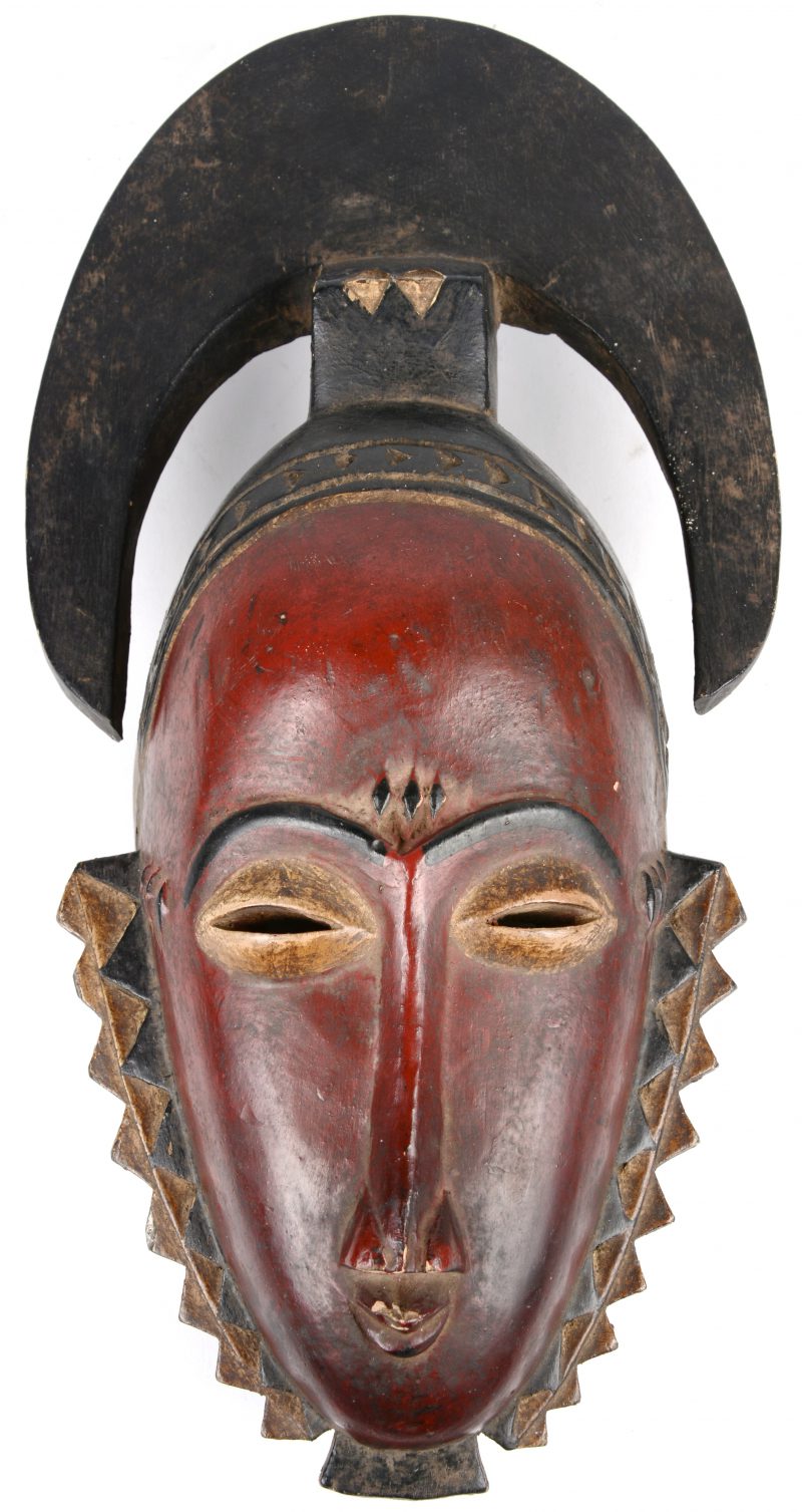 Rood gekleurd festivalmasker van gebeeldhouwd hout. Guro, Ivoorkust.