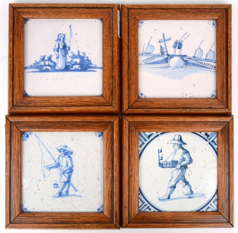 Vier ingekaderde tegels van Delfts aardewerk met verschillende decors.