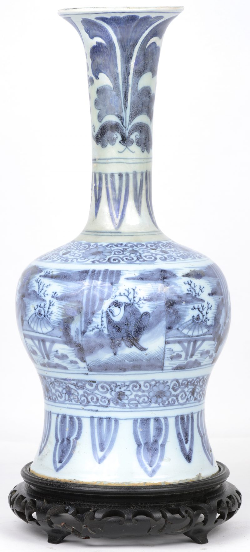 Een buikvaas van Chinees porselein met een blauw en wit decor. XIXe eeuw. Restauratie aan de rand. Met sokkel.
