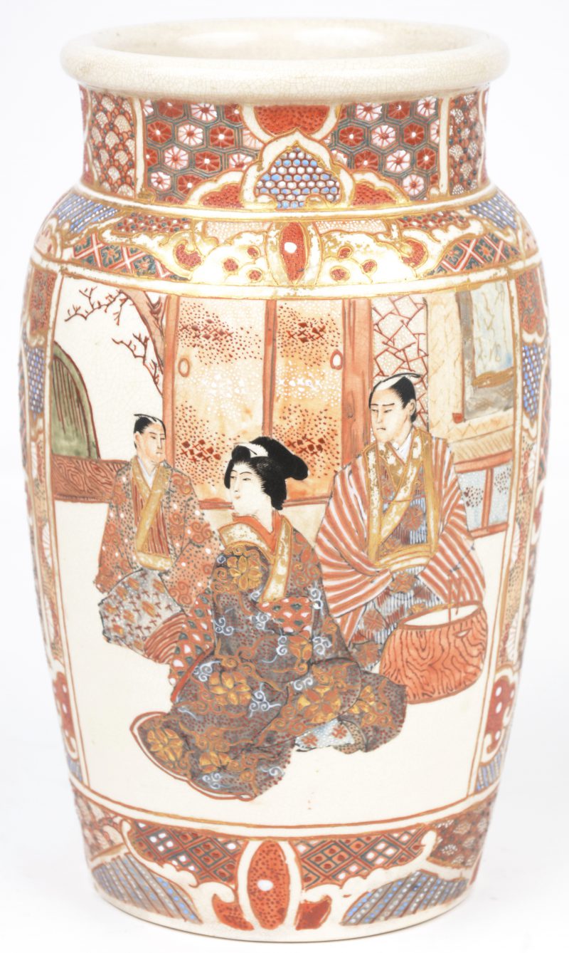 Een vaas van Satsuma-aardewerk met een decor van krijgers. Eerste helft XXe eeuw.